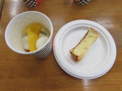 「フルーツ白玉」と、「チーズケーキ」のできあがり。短時間でチーズケーキが焼けました！