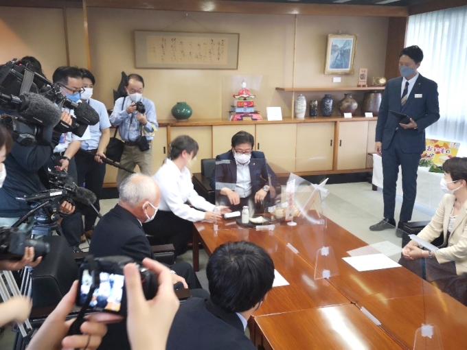 ▲広田市長には、多くのメディアのカメラがある中で試食していただきました。「百点満点の味」とコメントをいただきました。