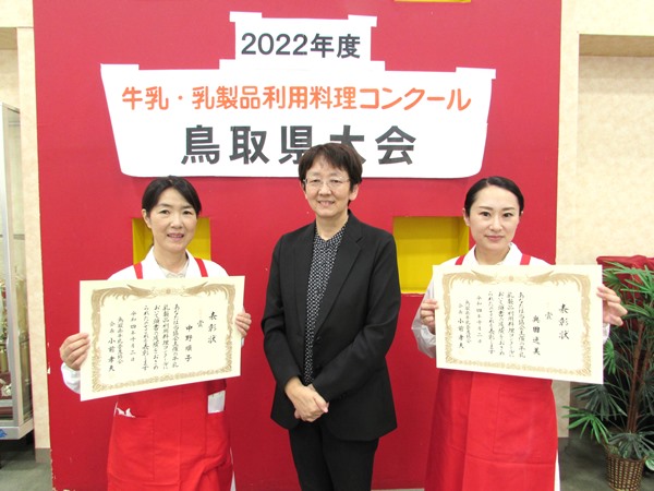 ▲県大会で『最優秀賞』『優良賞』を受賞した学生と、審査員長を務めた野津あきこ教授