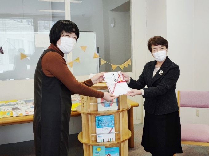 △齊木恭子先生より、絵本と書架を寄贈していただきました