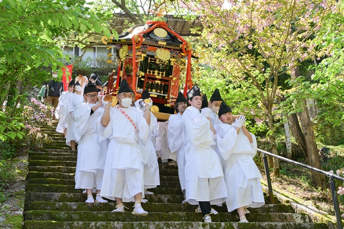 △三佛寺本堂からご神体を運び出す学生たち